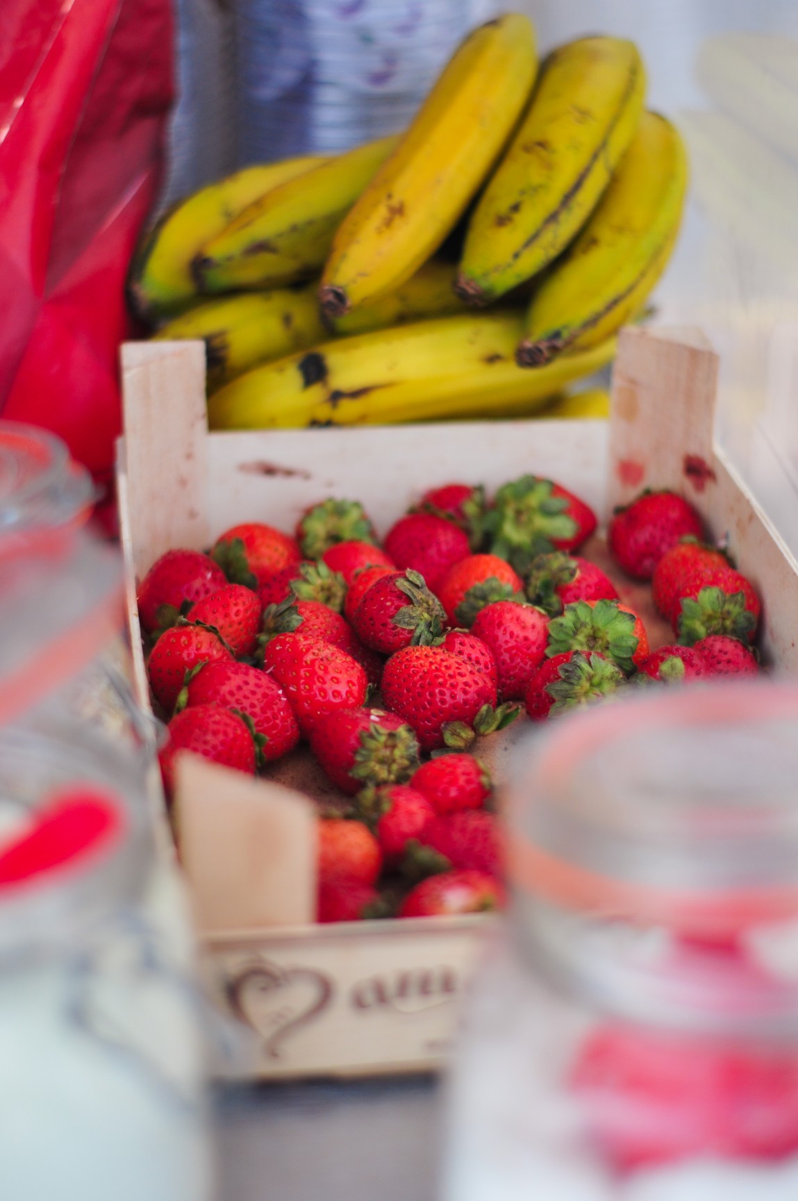 Açaí bowl with fresh tropical fruit