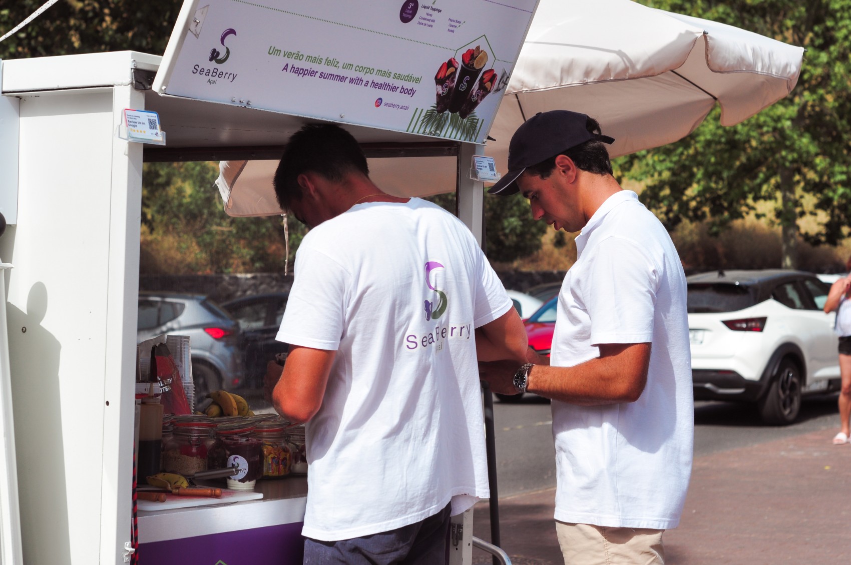 SeaBerry team serving açaí with energy in Machico