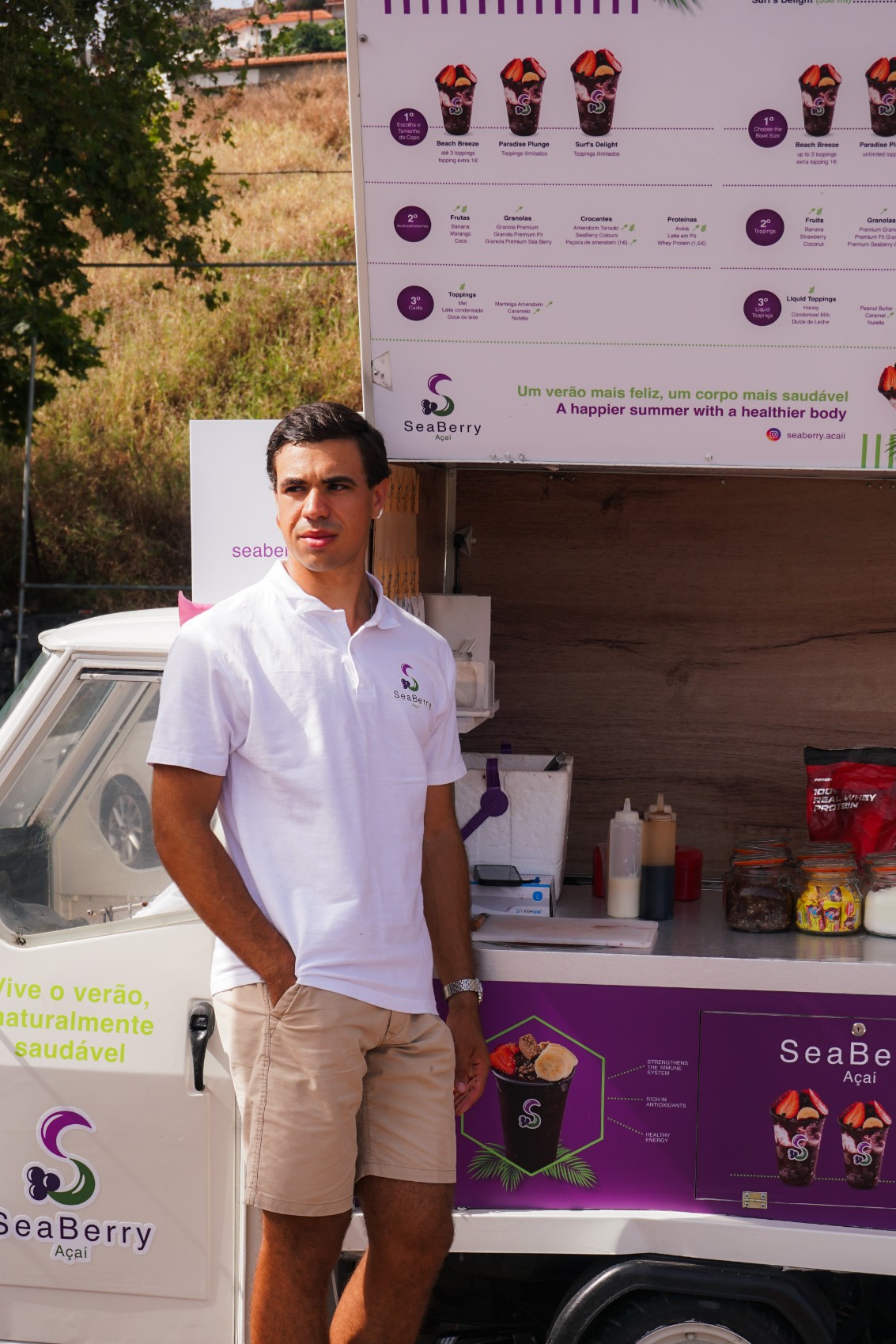 Identidade visual da marca SeaBerry Açaí no verão — madeira acai bowl