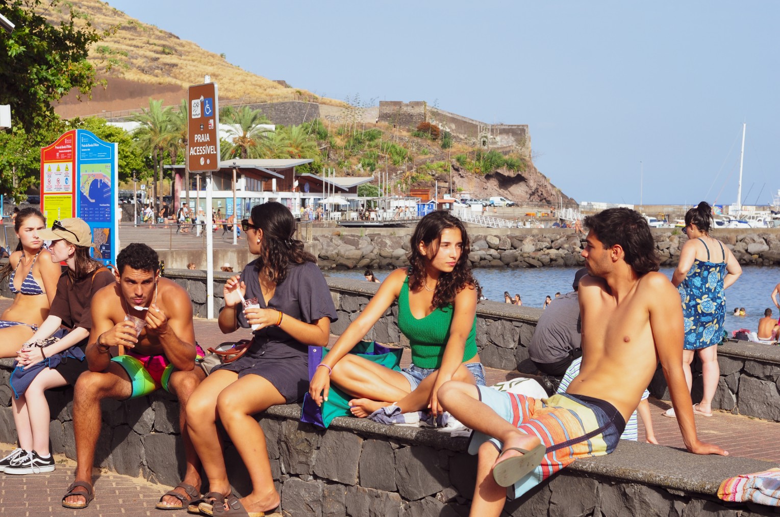 Young people enjoying fresh acai by the wall à parede em Machico — açai madeira shopping
