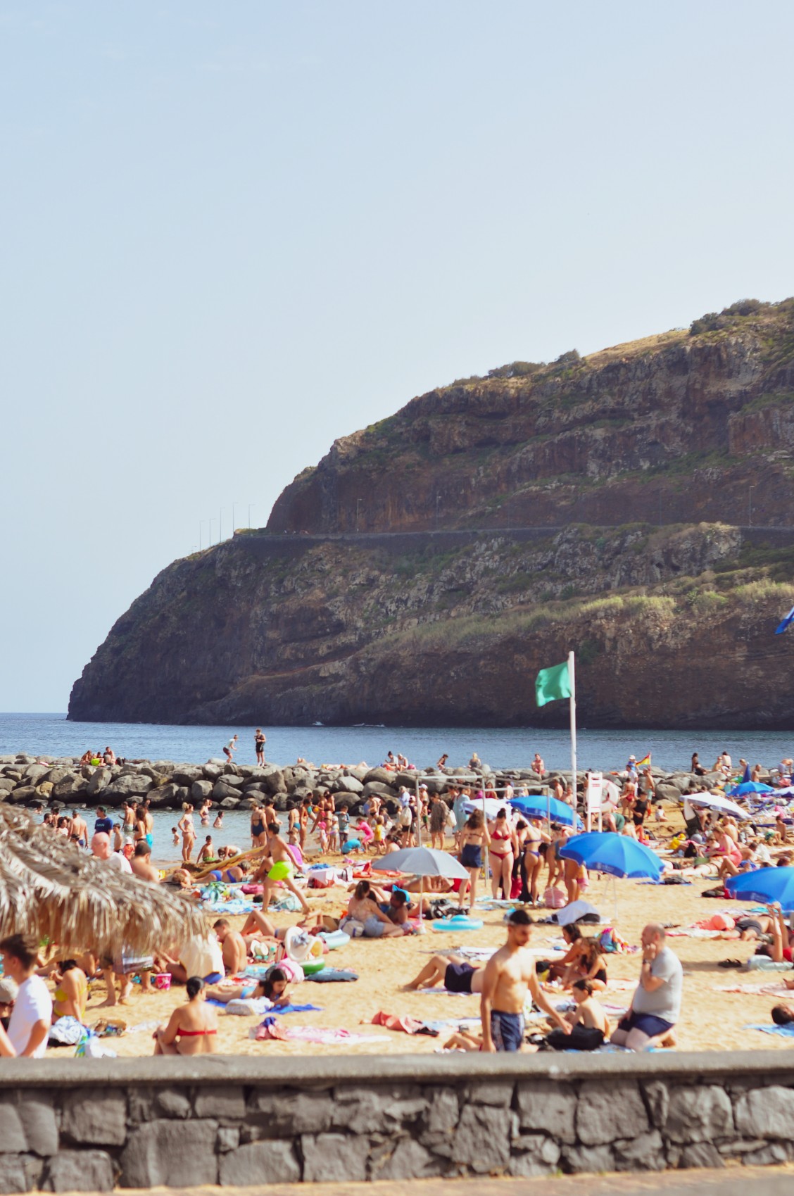 Praia de Machico banhada pelo sol — açaí madeira beach